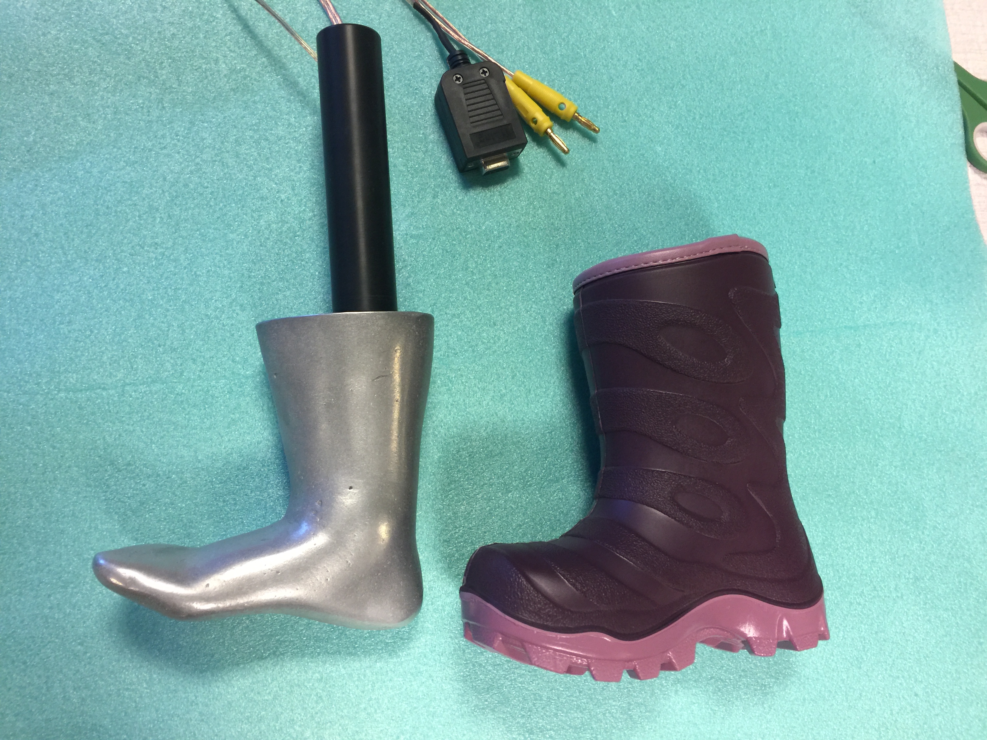 Children's manikin foot for thermal testing of children's footwear.